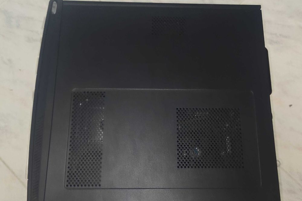 Caixa de PC antigo com peças.