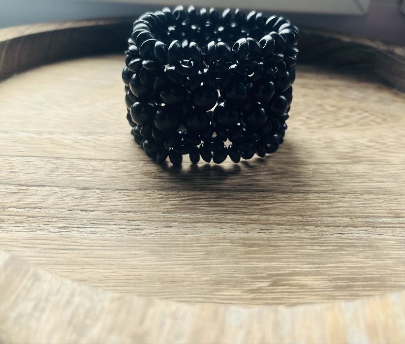 Bransoletka z drewnianymi koralikami w kolorze czarnym.