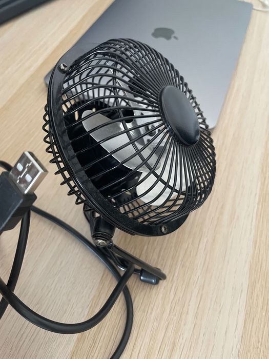 Mini Ventoinha de Mesa USB em Metal – 10 cm
