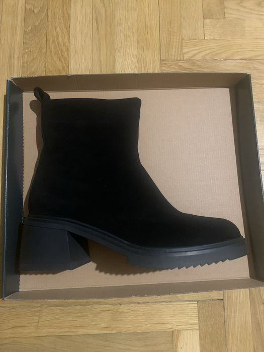 Напівчоботи замшеві нові Legit