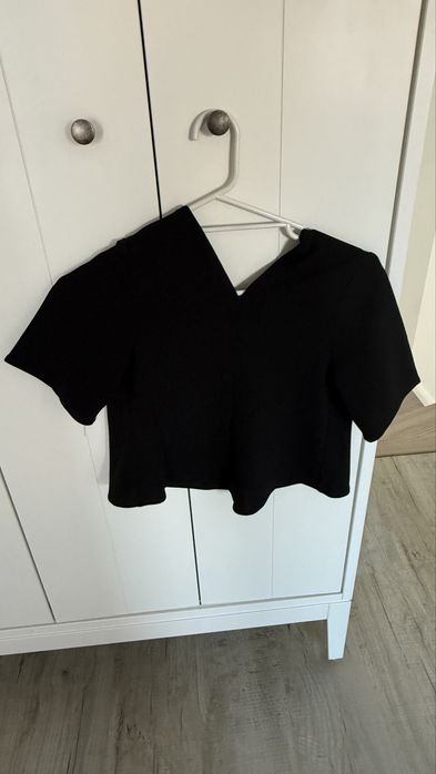 Elegancki czarny crop top na krótki rękaw