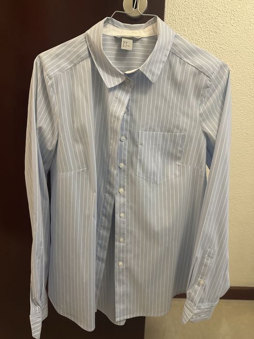 Camisa azul com riscas brancas