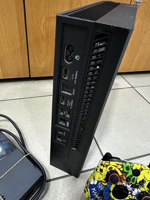 Xbox ONE 1TB 2 gamepads