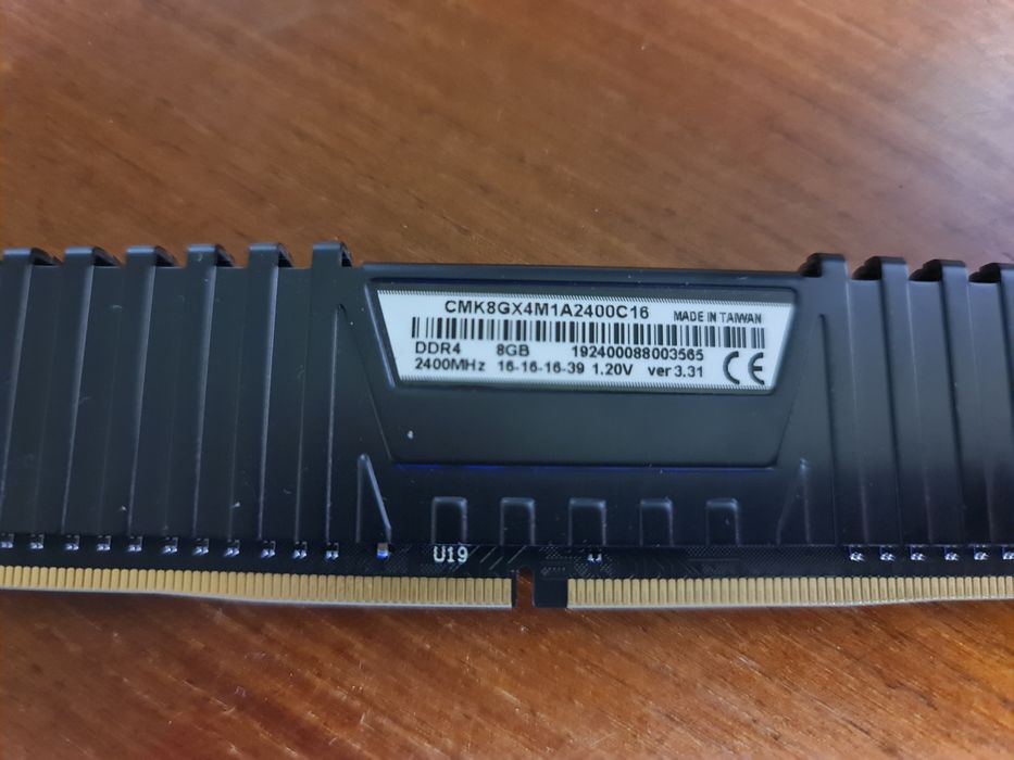 8Gb DDR4 2400mhz Corsair