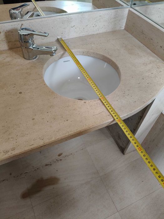 Bancada de pedra com 2 lavatórios circulares encastrados e misturadoras monocomando Grohe