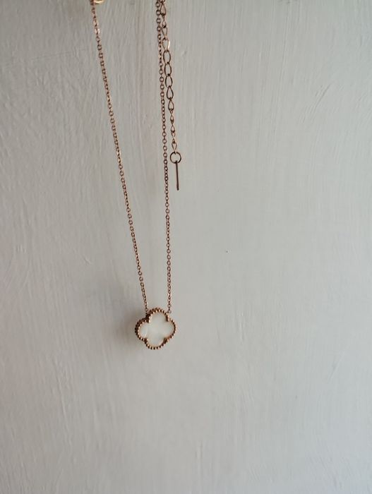 Медзолото, конюшини, ланцюжок