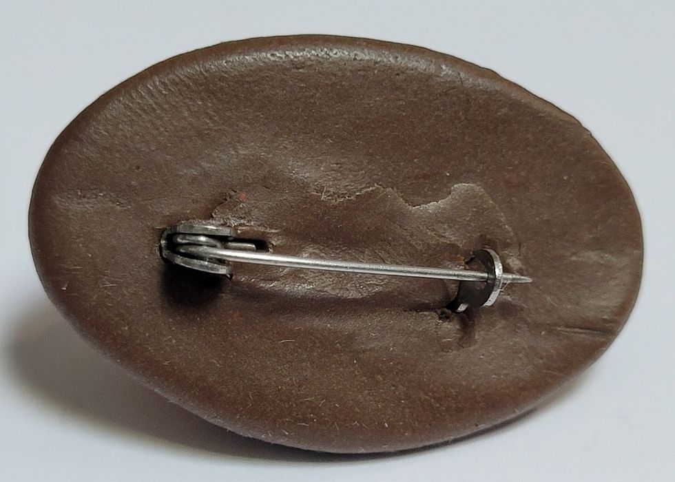Stara broszka z modeliny różyczki