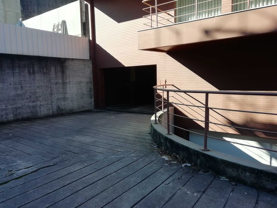 Garagem / Arrumos para Arrendamento nas Taipas – 36m2