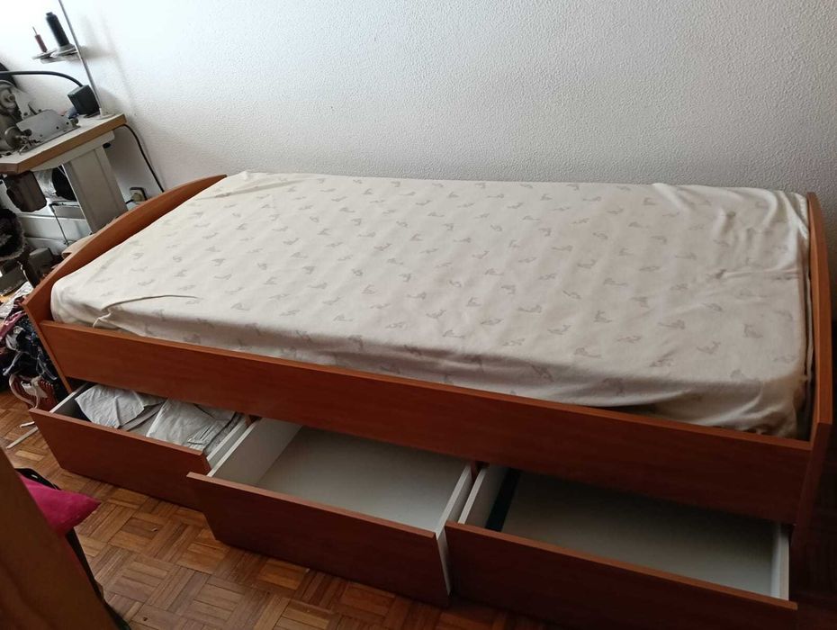 Cama de Solteiro com Arrumação + Estrado e Colchão