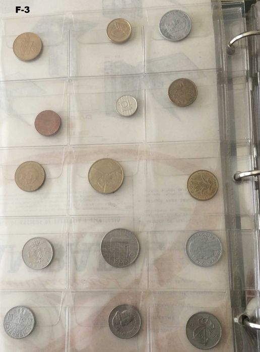 Álbum completo com 240  moedas de vários países