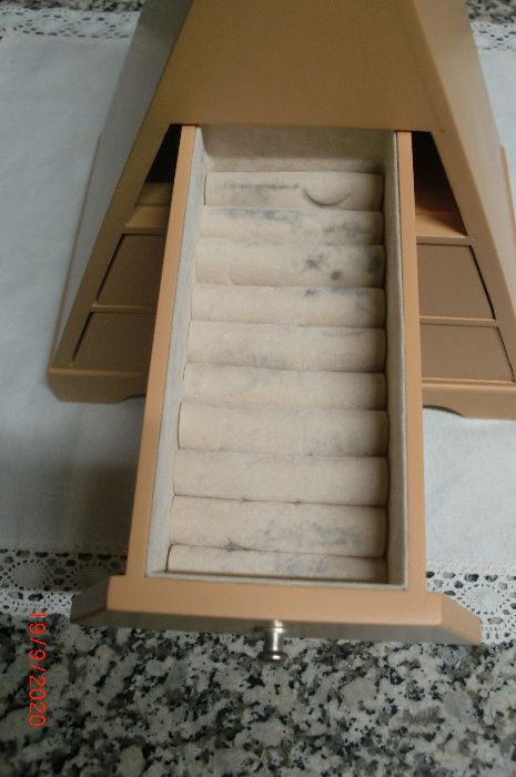 Guarda joias em madeira com 3 gavetas