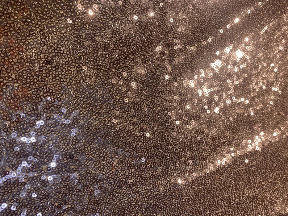 Розпродаж власного одягу