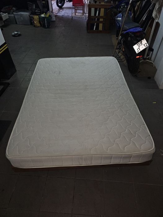 Cama e colchão ikea