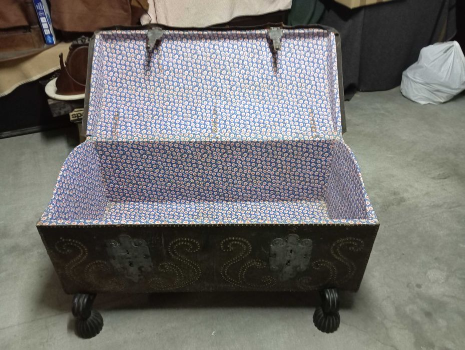 Baú tipo Arca  em couro preto