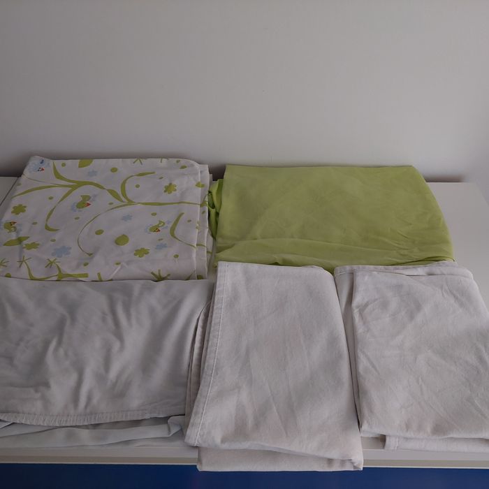 Berço 60×120 com colchão e vários jogos de cama