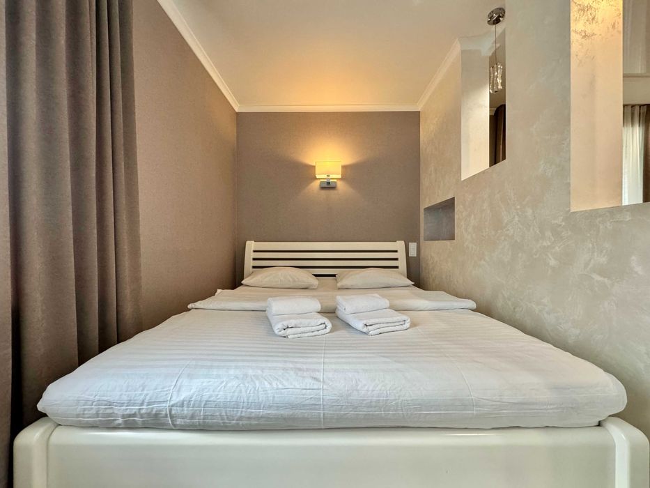 ApartPoltava Розкішна студія ПОДОБОВО, Кутова ванна, СВІТЛО ЗАВЖДИ