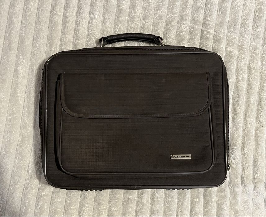 Brązowa sztywna torba na laptopa 17’ Continental