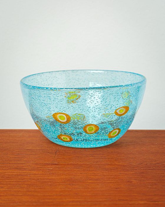 Szklana miseczka na łakocie, Skandynawia. Szkło ręcznie formowane.