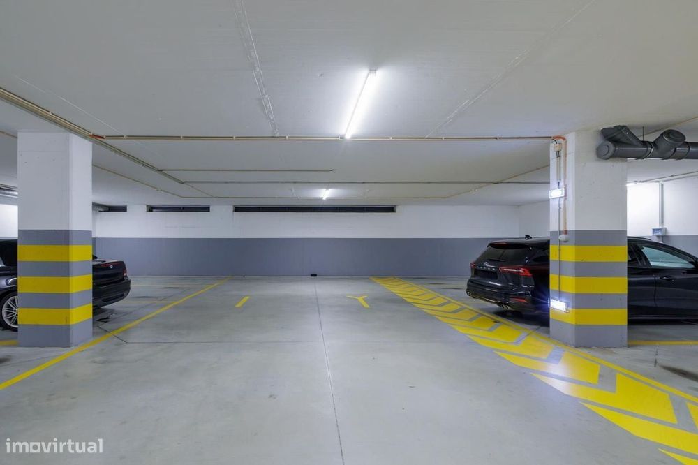 T2 Seminovo Com Varanda, Suíte E Garagem | Ramalde, Porto