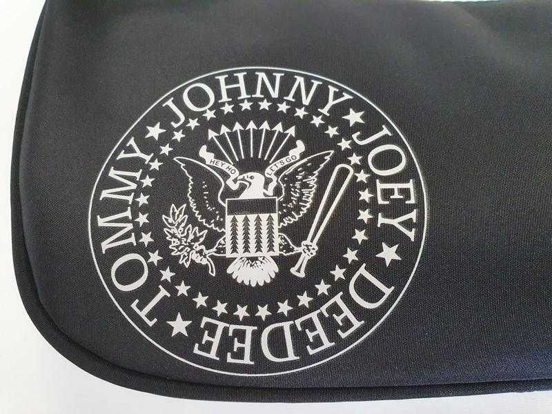 Женская сумочка через плечо с ремешком Ramones чёрная с белым узором 28 см х 12 см х8 см