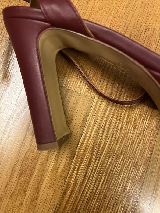 Sandalias muito elegantes de salto alto