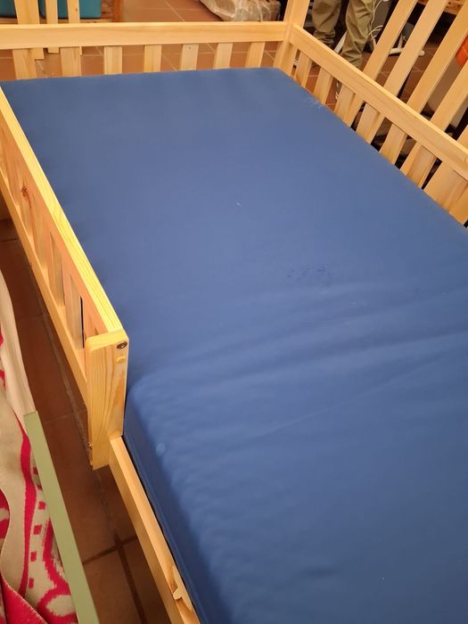 Cama de solteiro em madeira
