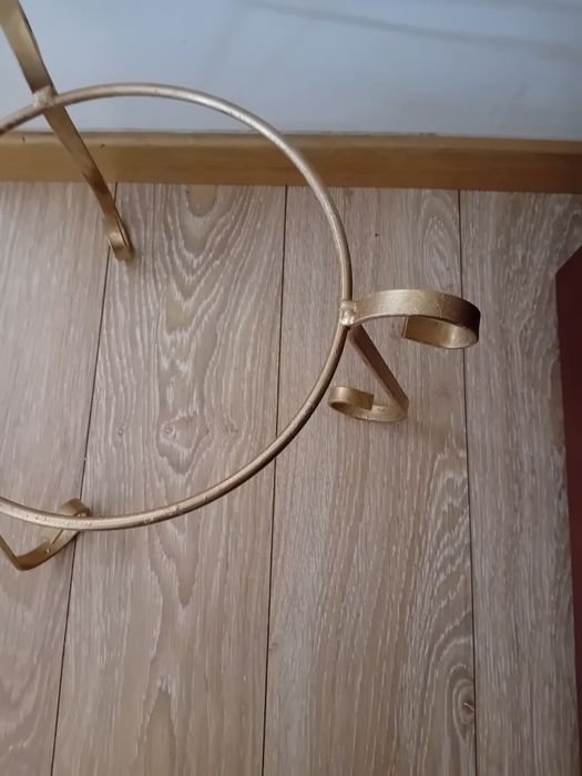 Suporte em Ouro (Falso) e Ferro (Verdadeiro) – Pura Robustez