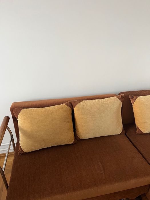 Narożnik z poduchami w kolorze brązowym