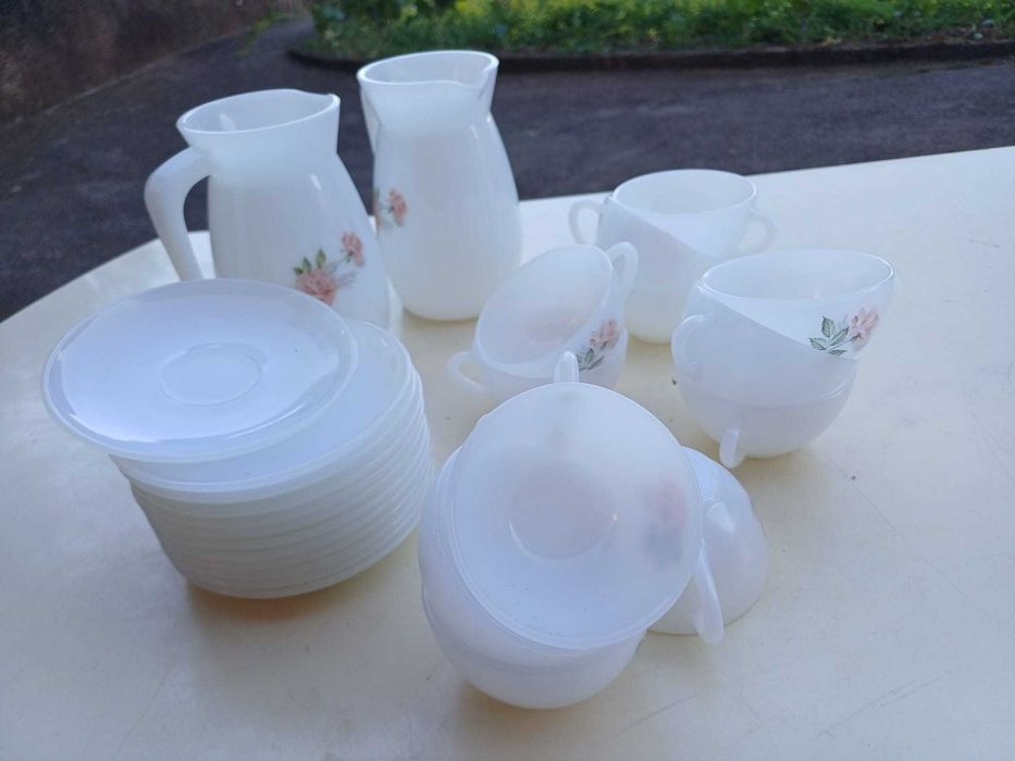 Serviço de Jantar e chá em loiça, Pyrex branco c desenho de rosas (80Peças)
