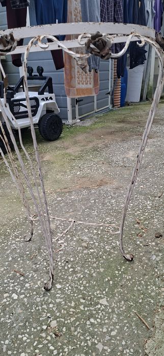 Armação em ferro de mesa de apoio alta