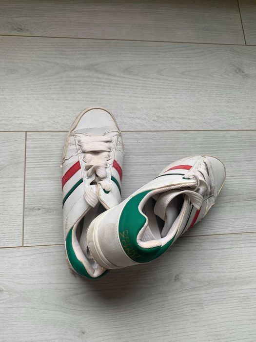 Ténis desportivos brancos com detalhes verdes e vermelho – estilo casual urbano