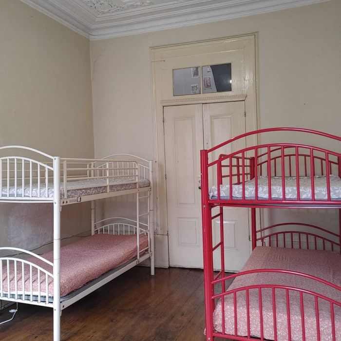 Beliche de ferro com colchões em bom estado de uso