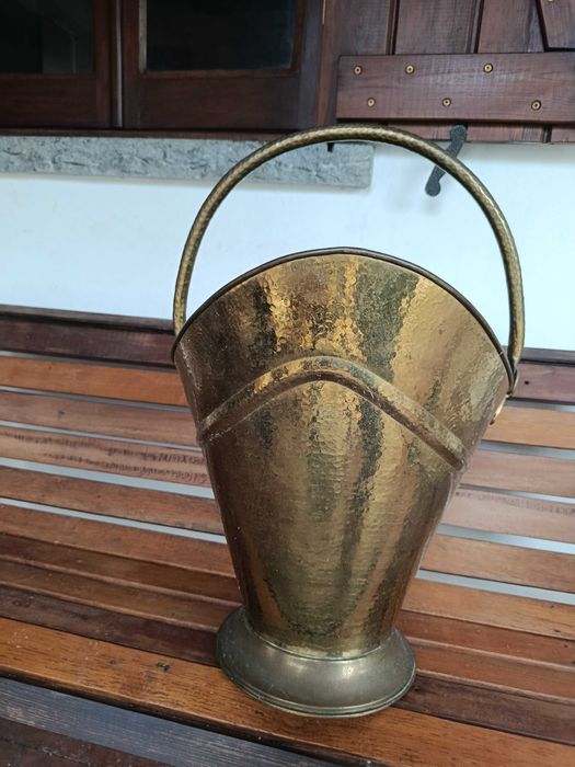 Cesto para lenha tradicional em latão
