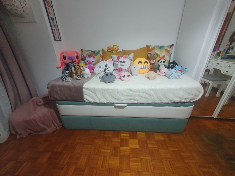 Vendo cama e secretária