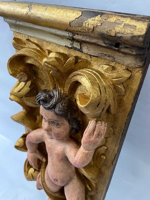 Talha dourada com querubim em madeira de castanho