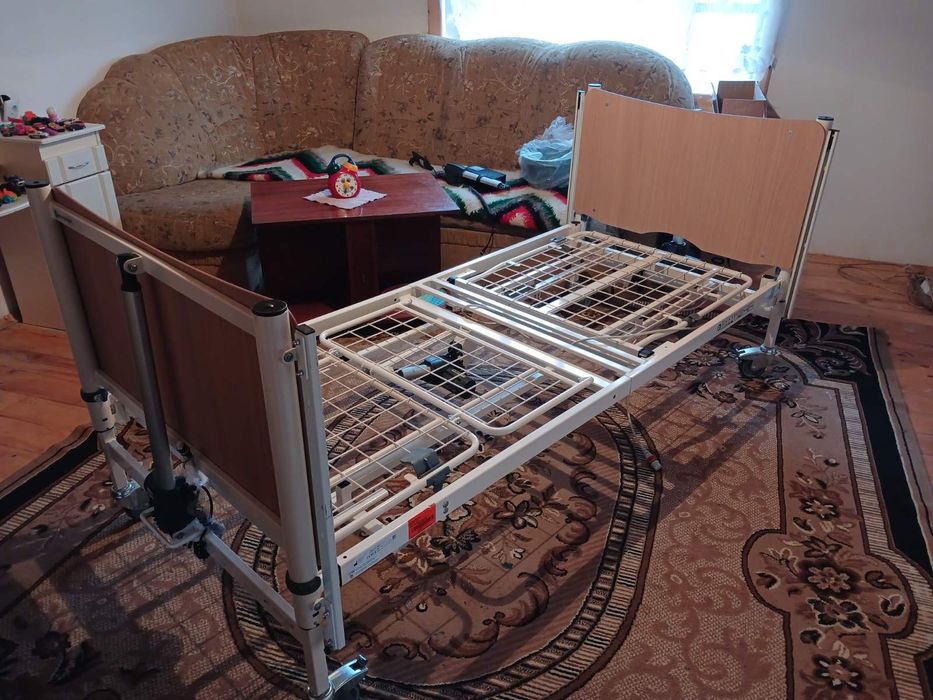 Медичне ліжко з підйомним мезанізмом