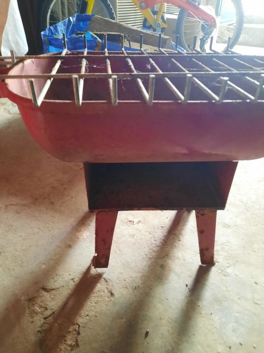 Vendo grelhador a carvão. Com muito pouco uso. Em ótimo estado.