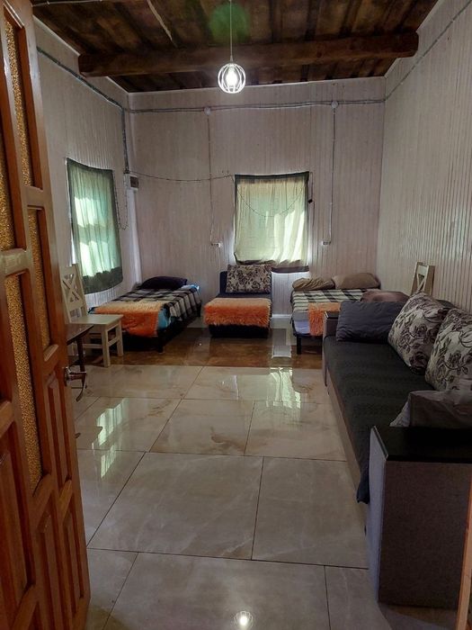 Подобова оренда будиночків біля озера Нобель