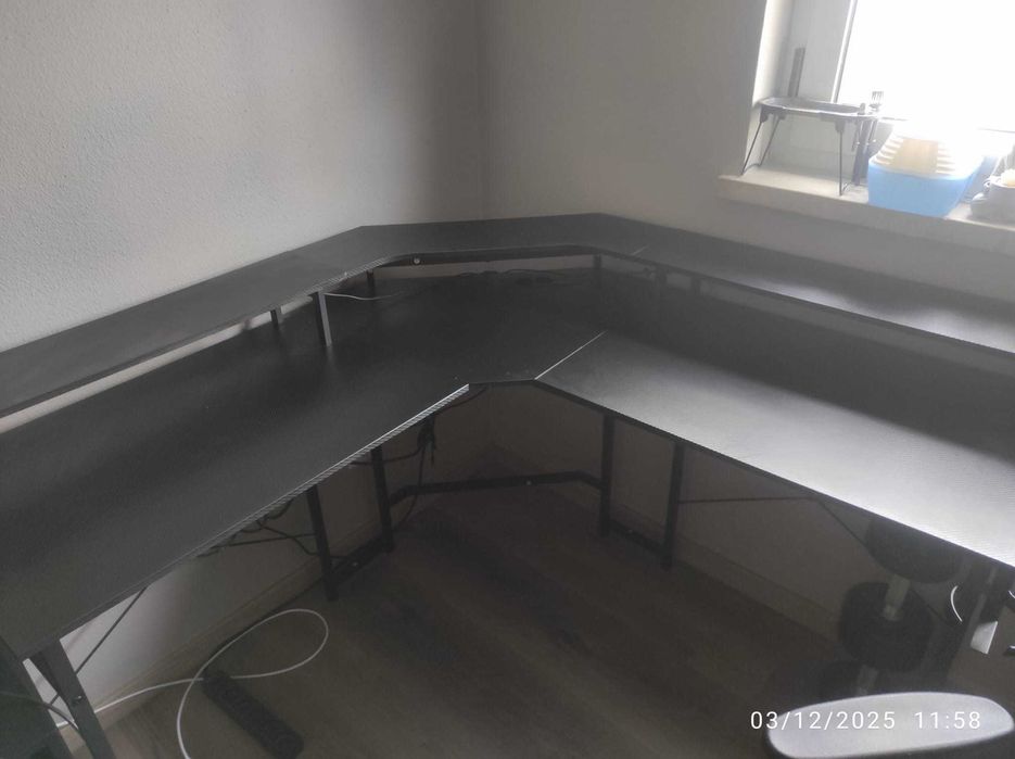 Secretária gaming com tomadas e portas USB