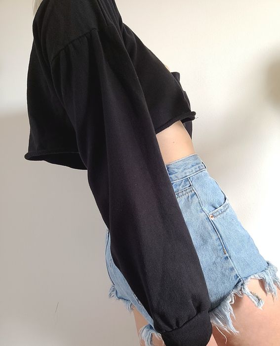 Czarna bluza crop top PrettyLittleThing