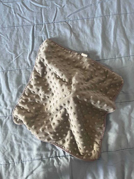 Doudou de bebé cinzento com bolinhas em relevo e cabeça de ratinho