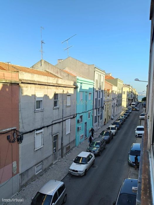 Apartamento T2 renovado pronto a estrear em Beato, a 500 metros do met