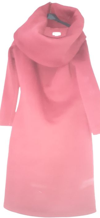 Ciepła ołówkowa z ozdobnymi golfem