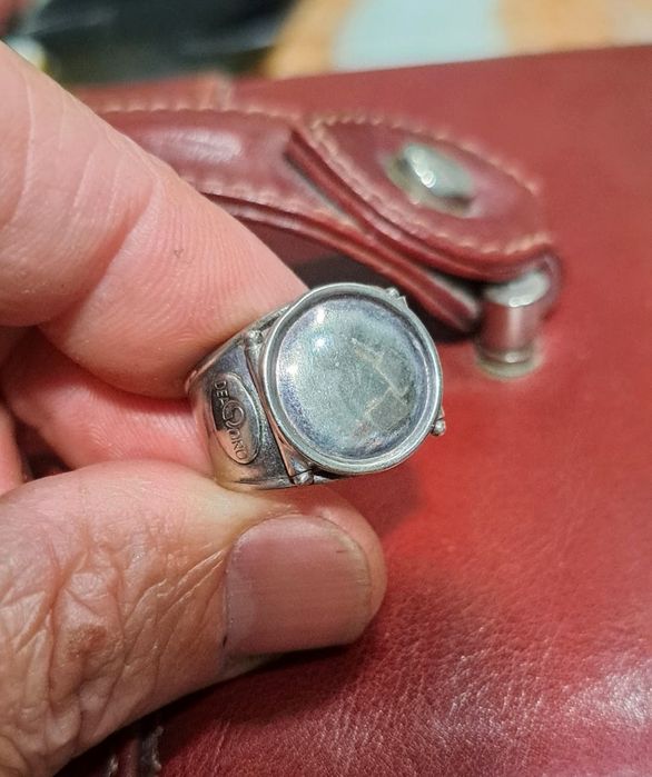 Aneis ajustáveis em prata contrastada.