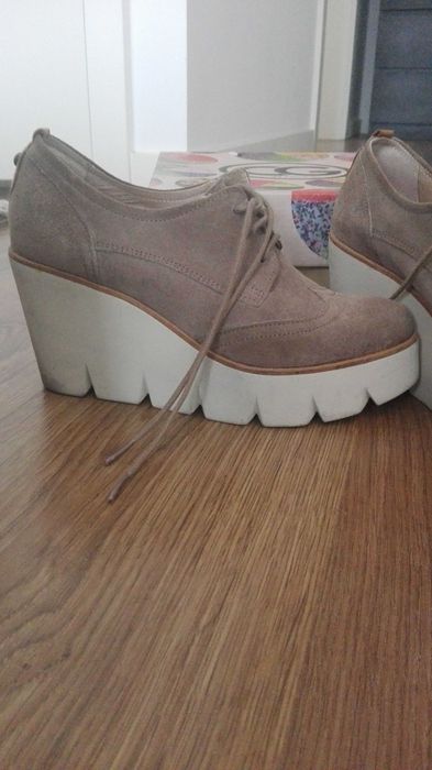 Sapatos de cunha senhora em camurça taupe. Marca calçado Guimarães.