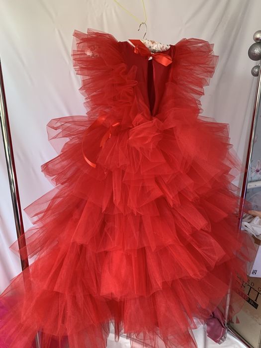 Сукня червона на 5-6 рокiв пишна нарядна на день народження