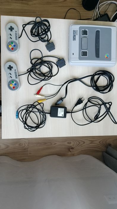 Nintendo SNES + kolekcja 15 gier w tym SPARKSTER