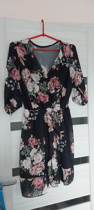 Sukienka czarna w kwiaty S z falbankami