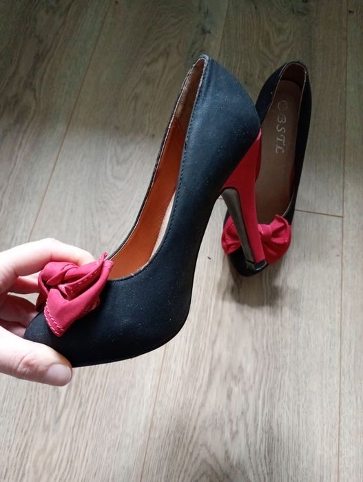 Buty na obcasie z kokardą