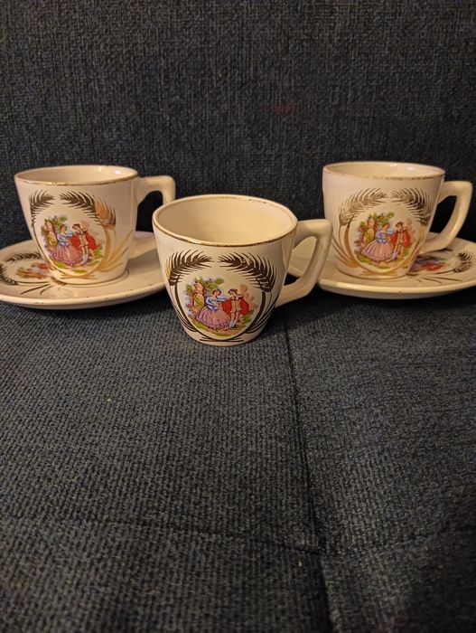 3 chavenas e dois pires de cerâmica / loiça  Muito antigos	Vintage*